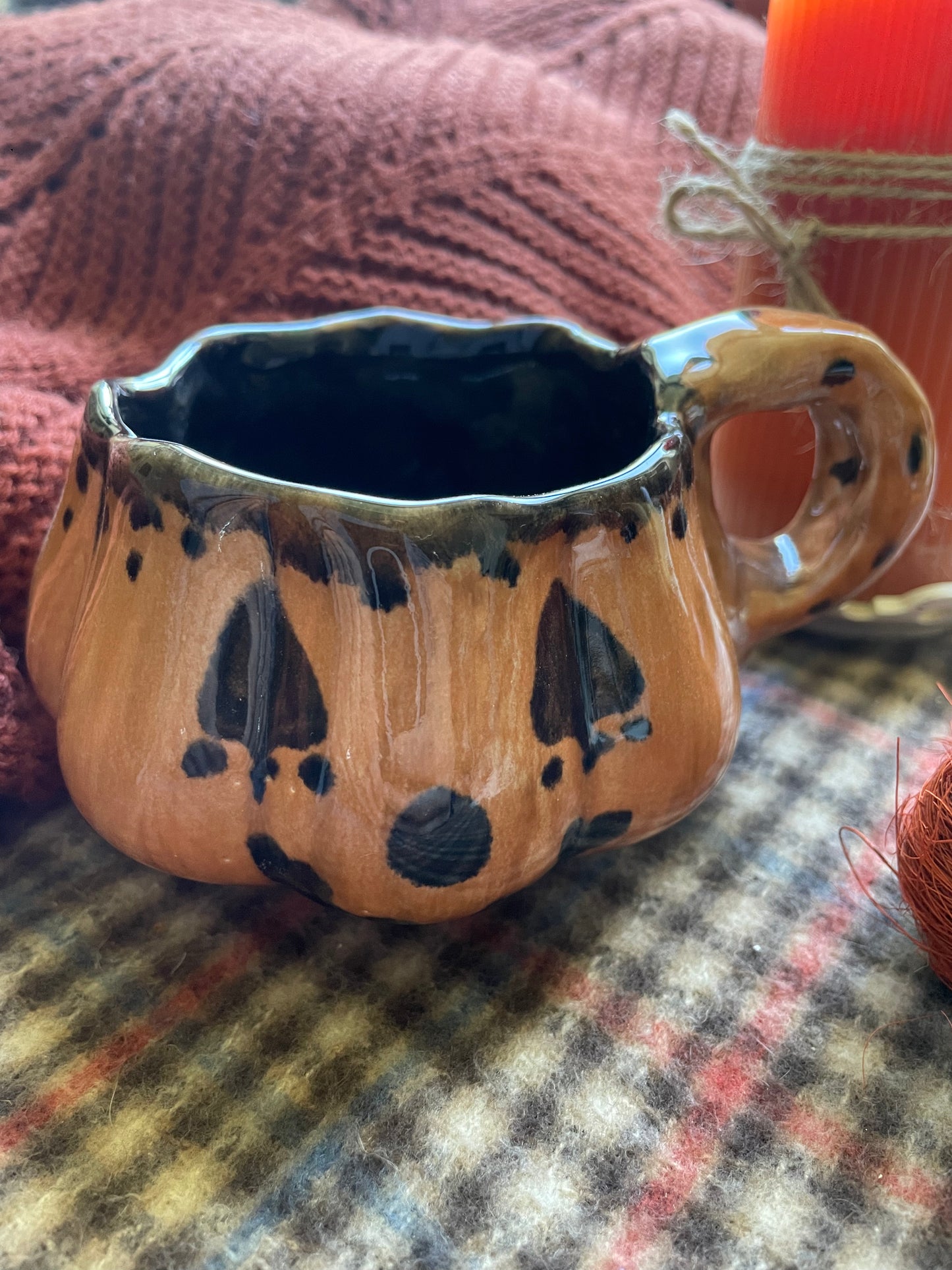 Tasse citrouille ocre et noire