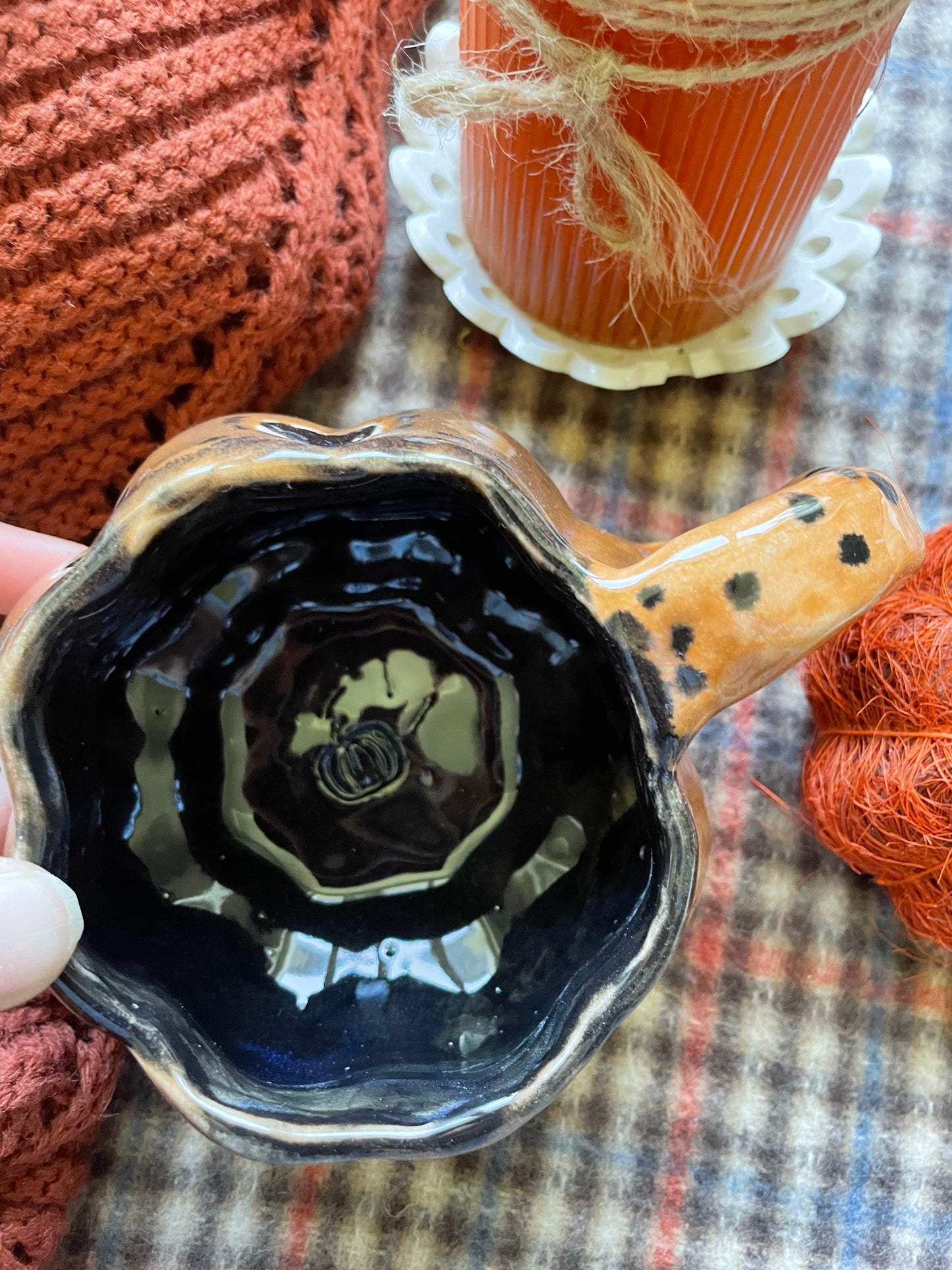 Tasse citrouille ocre et noire