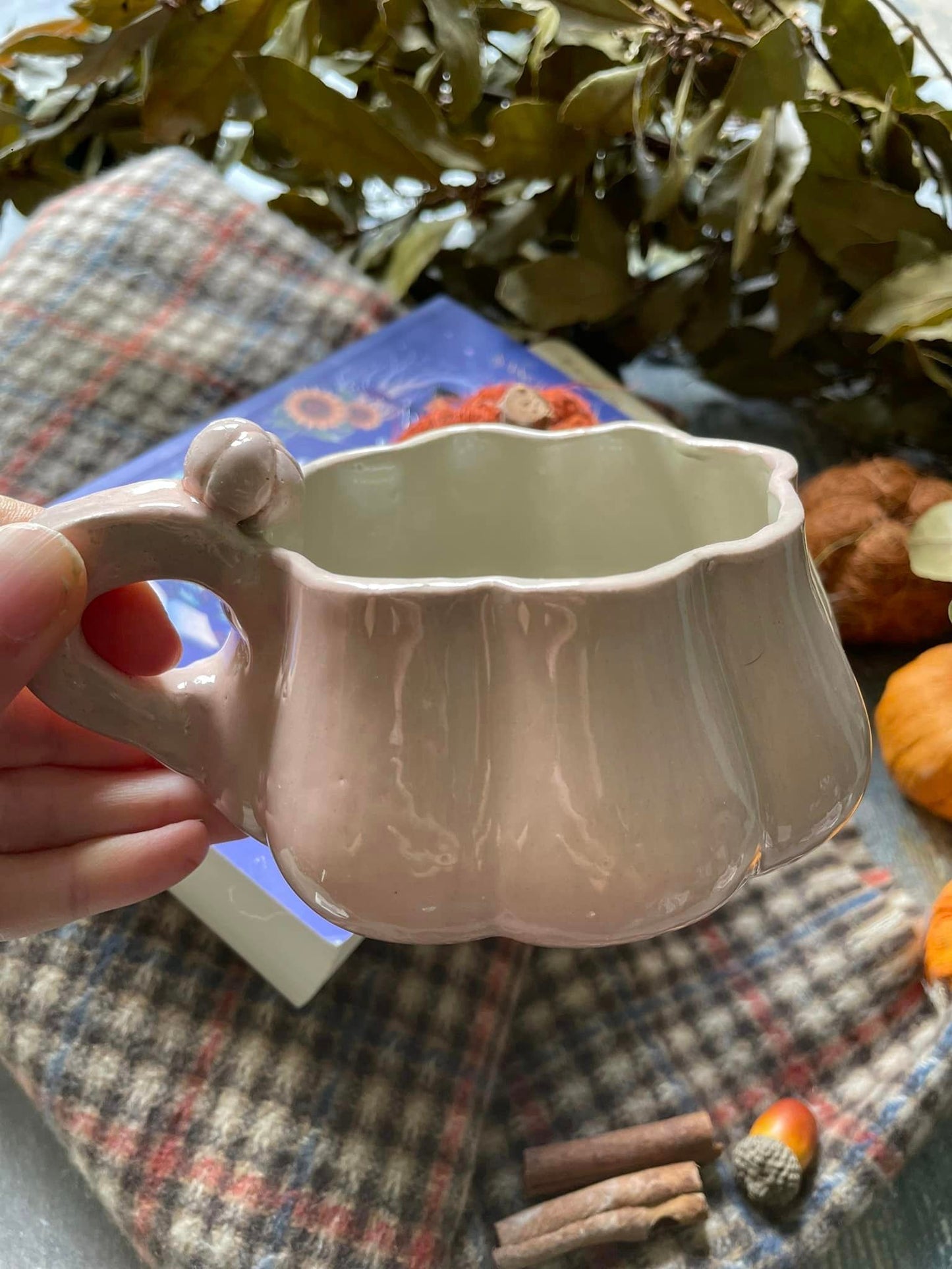 Tasse faite main en forme de citrouille