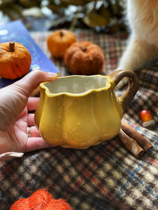 Tasse faite main en forme de citrouille