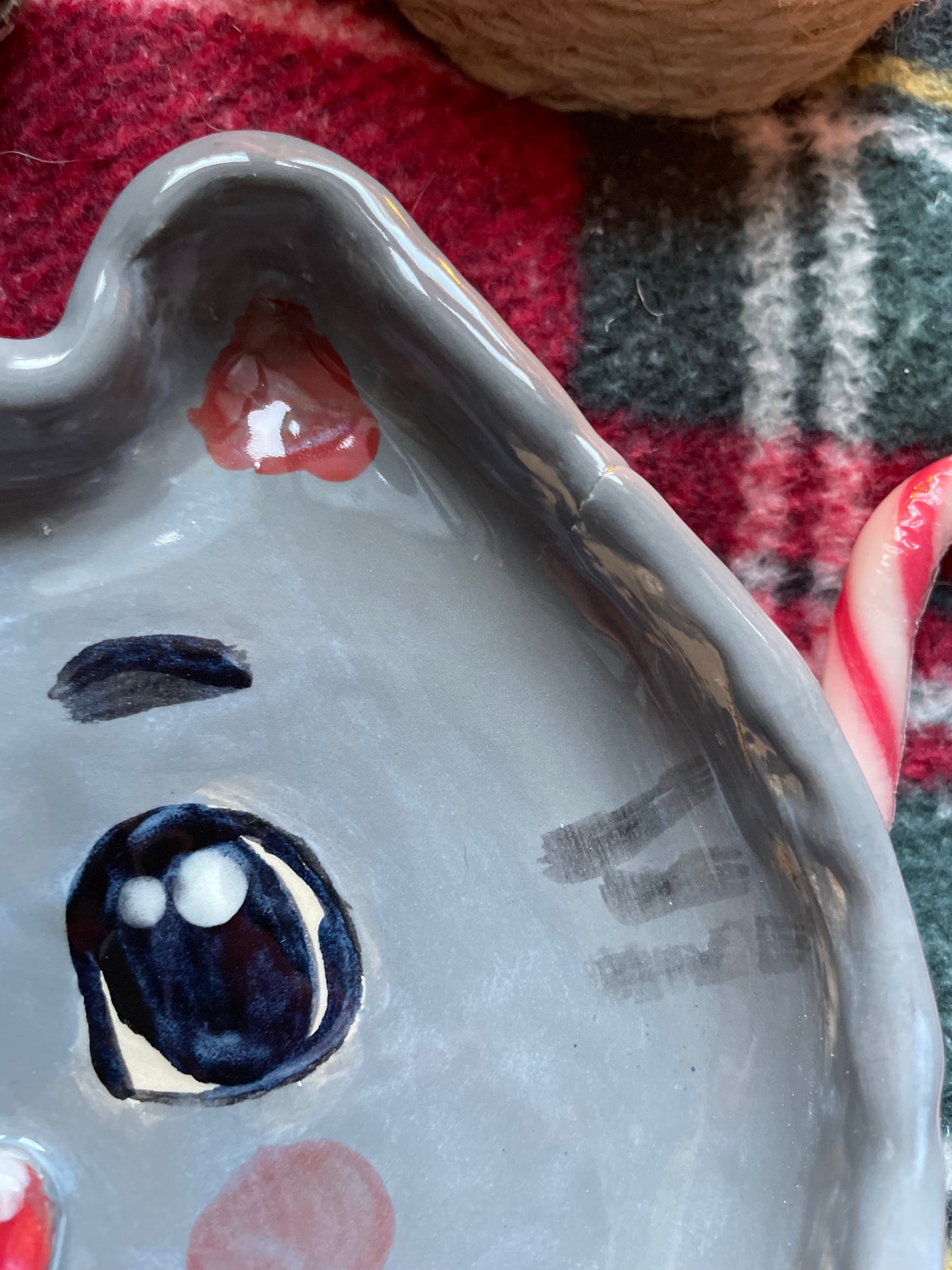 Assiette tête de chat gris avec rebord